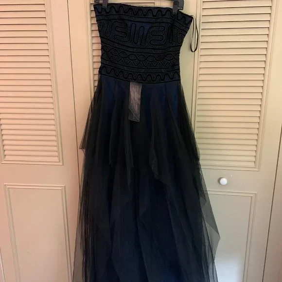 This is a BCBG Maxazria navy blue and black tulle strapless evening gown, size 8 - Picture 5 of 5